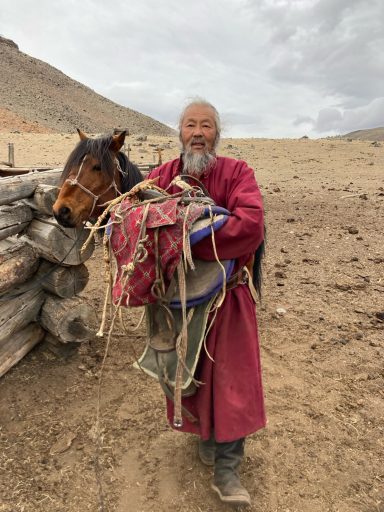ein alter Mongole zeigt uns seinen sehr aufwendig gefertigten Sattel